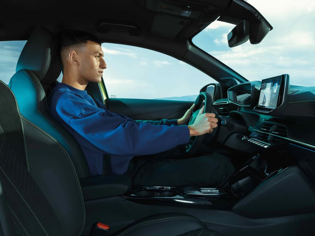 PEUGEOT 208 1.2 Hybrid 110 AT Allure