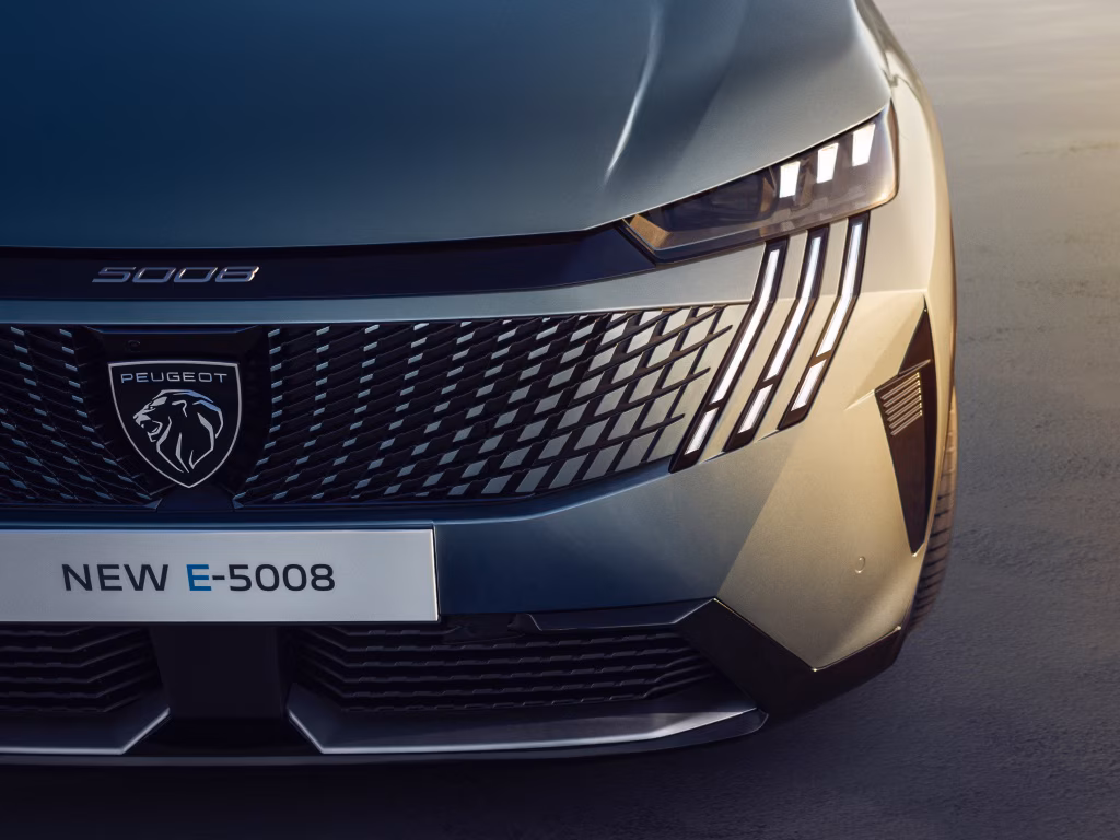 PEUGEOT 5008 1.2 Hybrid 145 AT Allure